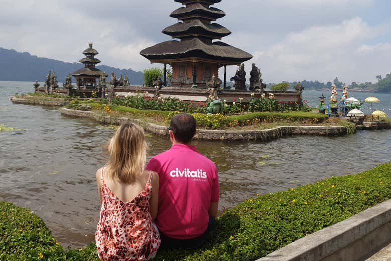 Em frente ao templo Ulun Danu Batur