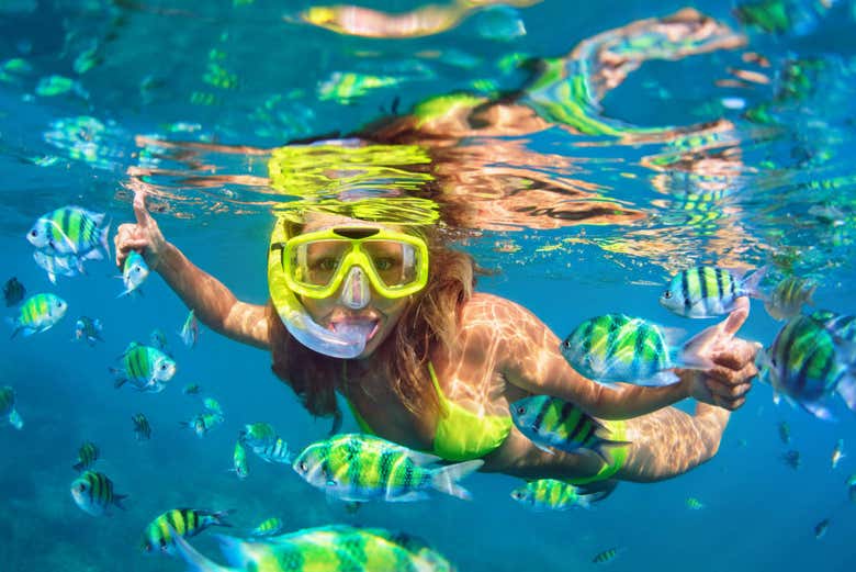 Mulher praticando snorkel na Lagoa Azul de Padangbai