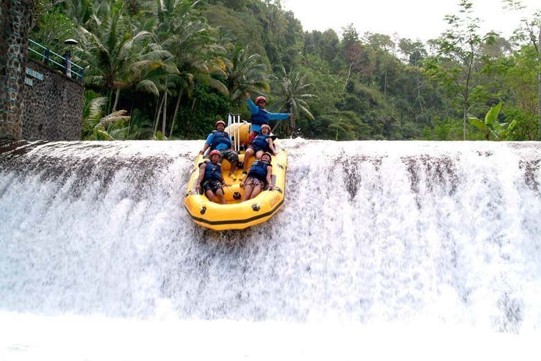 Grupo praticando rafting em uma das cascatas