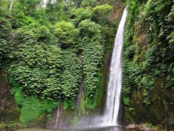 Cascata no centro da ilha