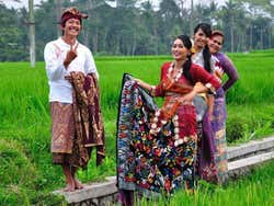 Jovens de Bali posando para a câmera