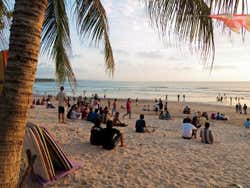 Praia de Kuta ao entardecer