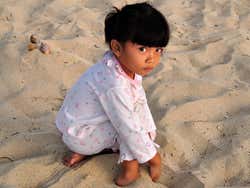 Menina na praia de Jimbaran