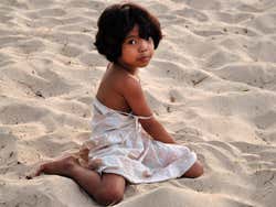 Menina na praia de Jimbaran
