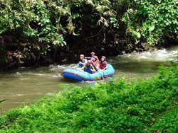 Fazendo rafting no rio Ayung