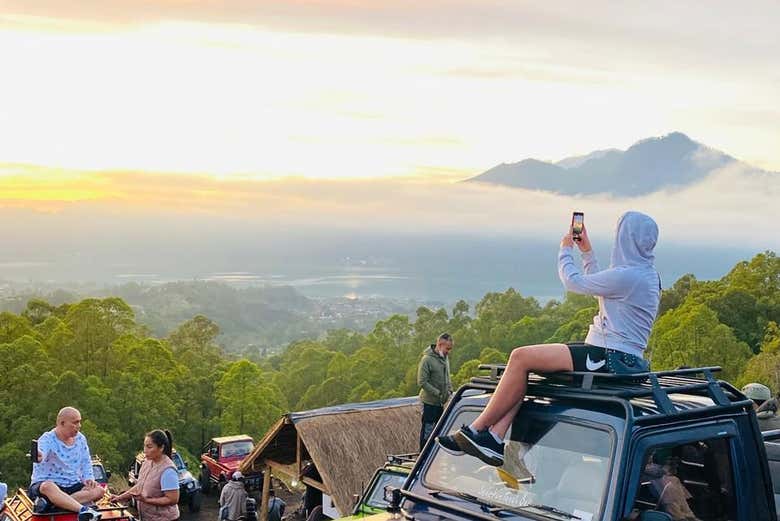 Tirando uma foto no monte Batur