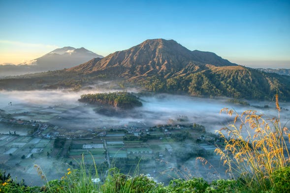 Trilha pelo vulcão Batur ao amanhecer